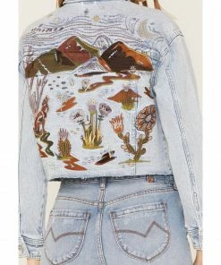 Cleo + Wolf Women's Light Wash Stretch Desert Scene Embroidered Cropped Denim Jacket