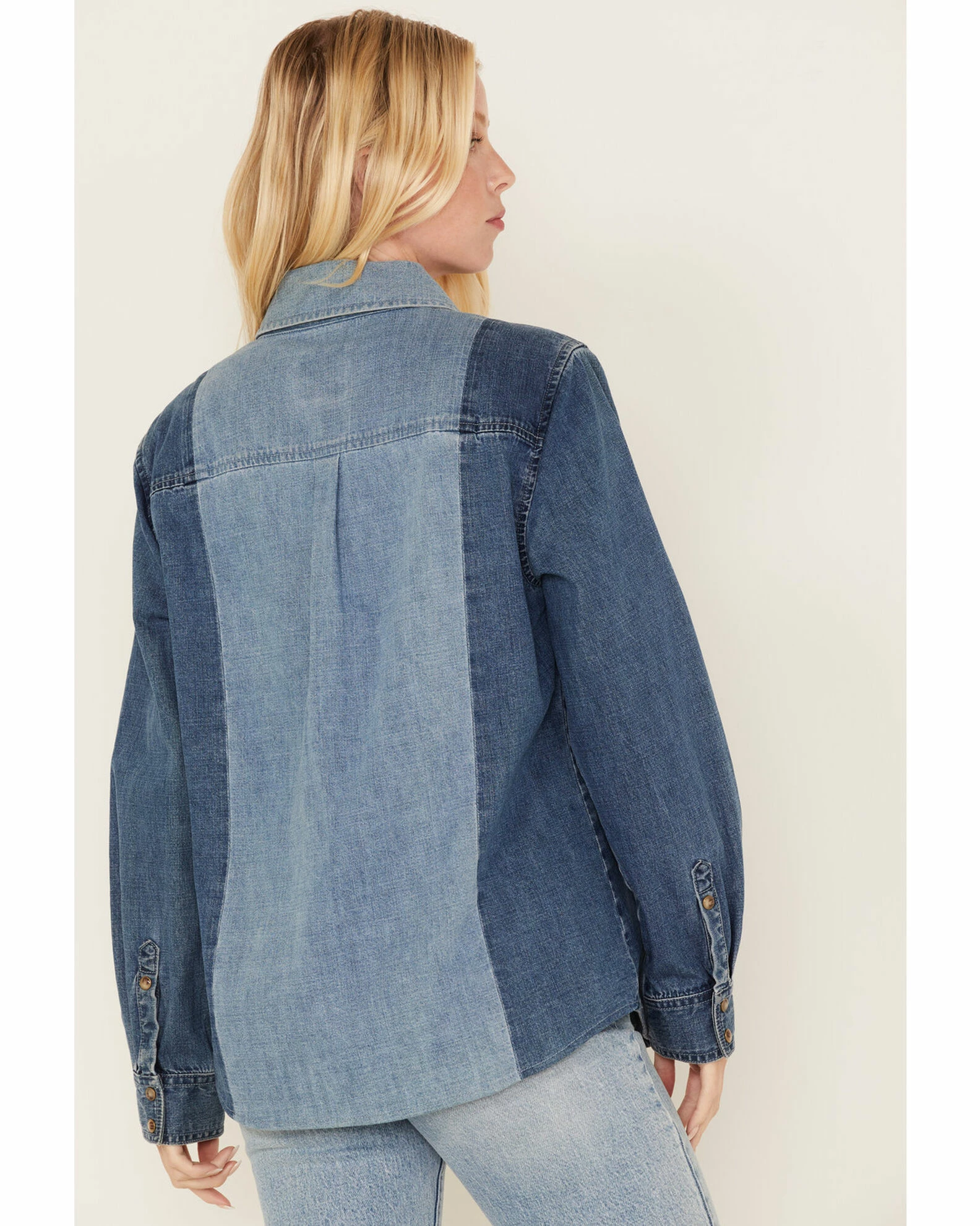 Cleo + Wolf Women's Montana Avenue Two Tone Long Sleeve Denim Snap Shirt Medium Wash 4 Cleo + Wolf Women's Montana Avenue Two Tone Long Sleeve Denim Snap Shirt Medium Wash - Image 4