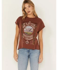 Cleo + Wolf Women's Adventure Calling Graphic Tee