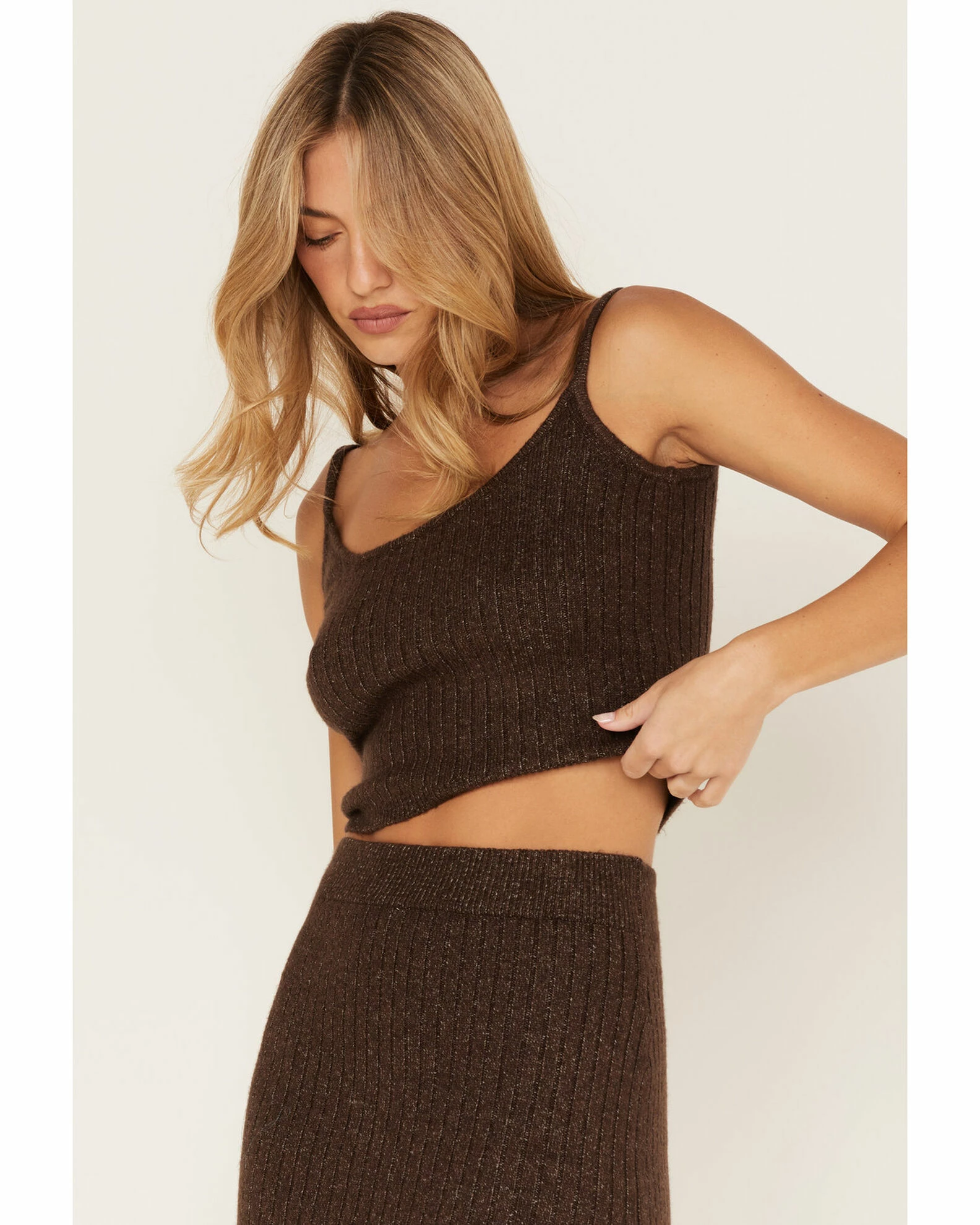 Cleo + Wolf Women's Ribbed Sweater Knit Cropped Tank Top Chocolate 2 Cleo + Wolf Women's Ribbed Sweater Knit Cropped Tank Top Chocolate - Image 2
